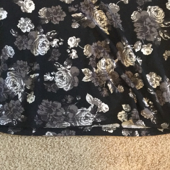 NWOT Black and White Floral Crop Top - Picture 5 of 7